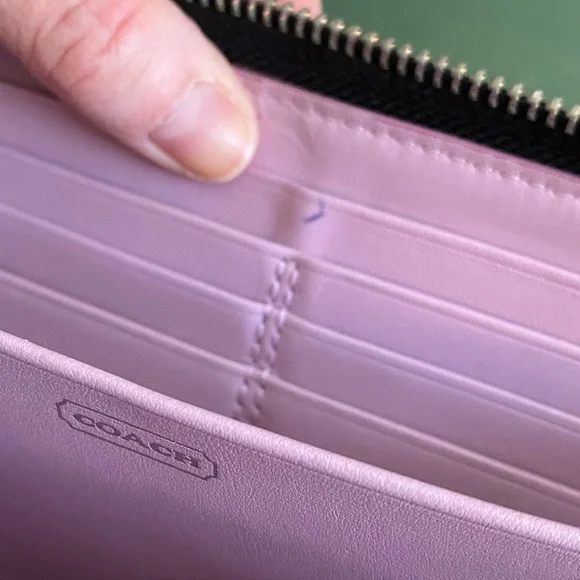 Coach Black Embossed Wallet retails $120 like new - Picture 8 of 9